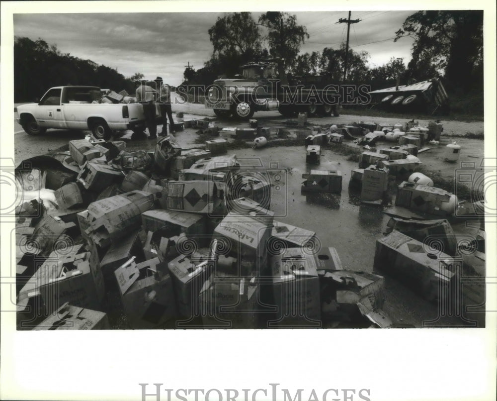 1995 Press Photo Accidents - Bottles of freon on Airline Highway after accident.- Historic Images