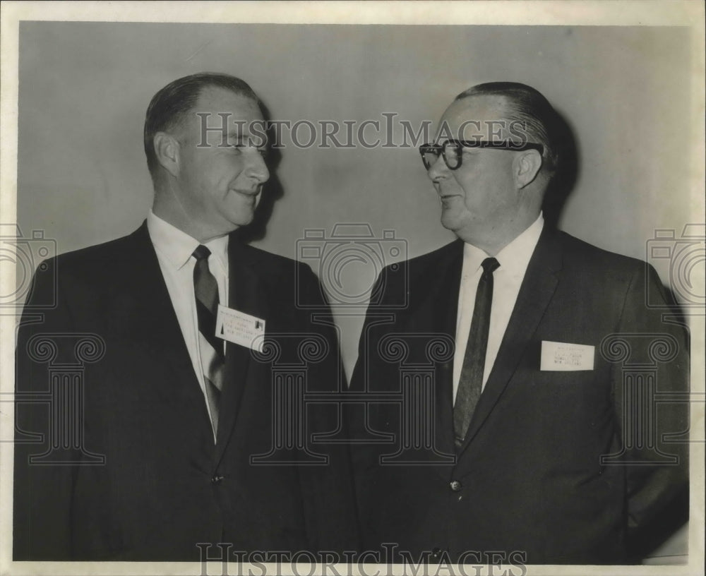 1967 Press Photo Mr. L. C. Adams and Mr. T. J. Fuson Look at Each Other- Historic Images