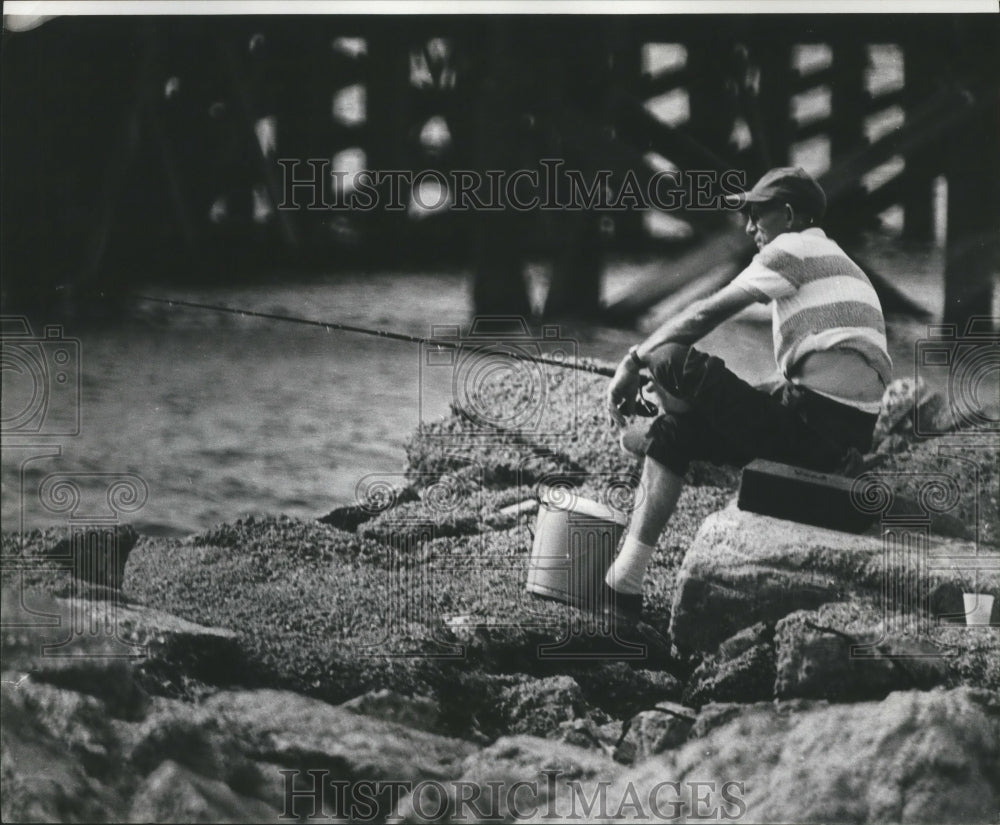 1976 Press Photo Elderly man enjoys a nice day by fishing