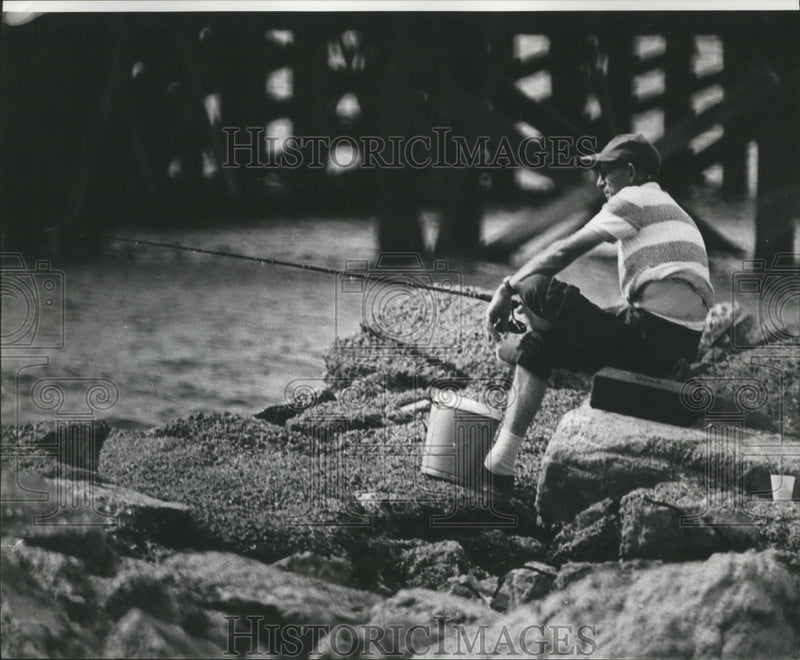 Load image into Gallery viewer, 1976 Press Photo Elderly man enjoys a nice day by fishing

