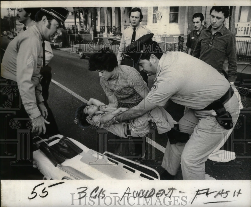 1972 Press Photo Accidents-Mother helping place injured child in stretcher.