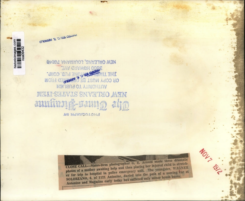 1972 Press Photo Accidents-Mother helping place injured child in stretcher.