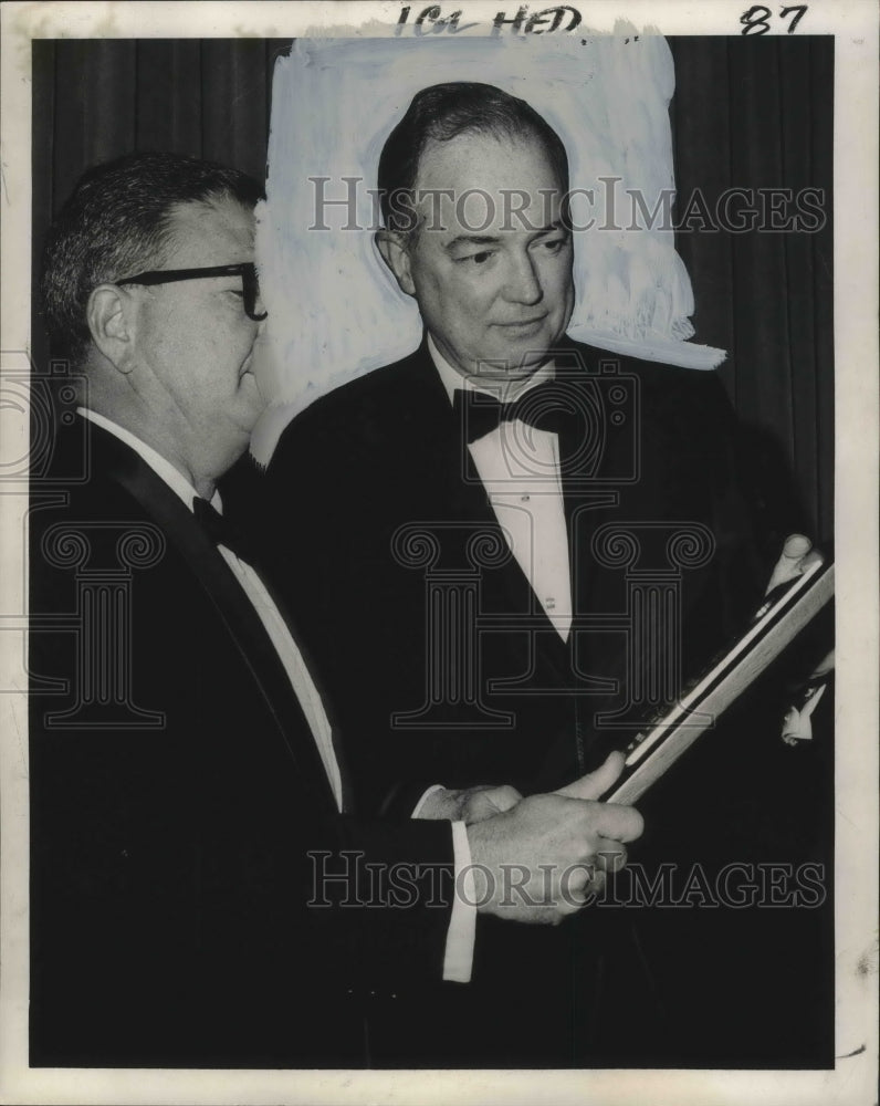 1966 Press Photo Laureance Eustis Jr. &amp; Judge Robert Ainsworth with Weiss Award- Historic Images