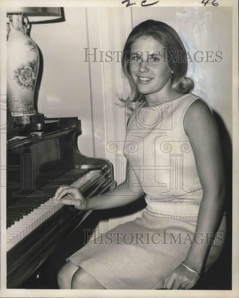 1966 Press Photo Carolyn Aiken Will Attend Wellesley College - noa09500- Historic Images