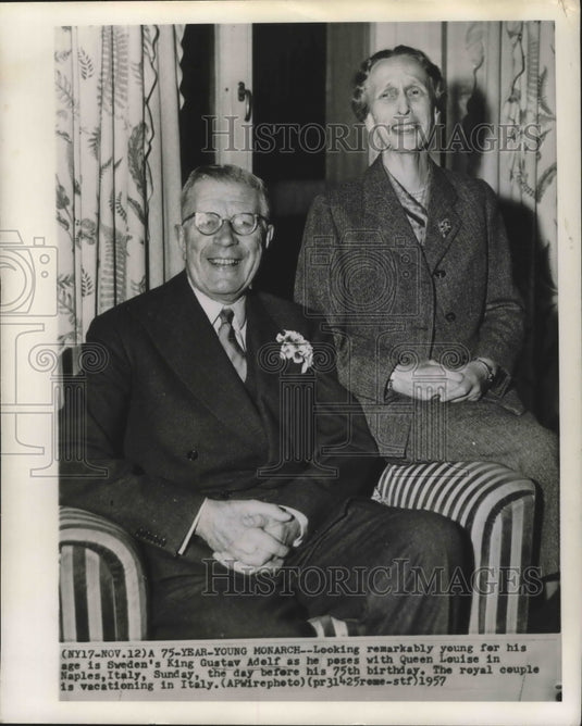 1957 Press Photo Sweden's King Gustav Adolf with Queen Louise in Naples, Italy- Historic Images