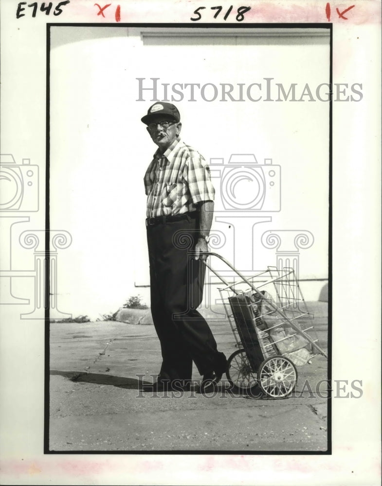 1987 Press Photo Not What It Used To Be E. Becnel makes his way down Metairie Rd- Historic Images