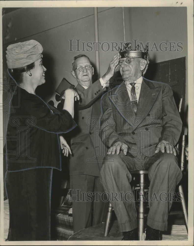 Load image into Gallery viewer, 1964 Press Photo A pair of Kings from past Golden Age Club balls. - noa09575
