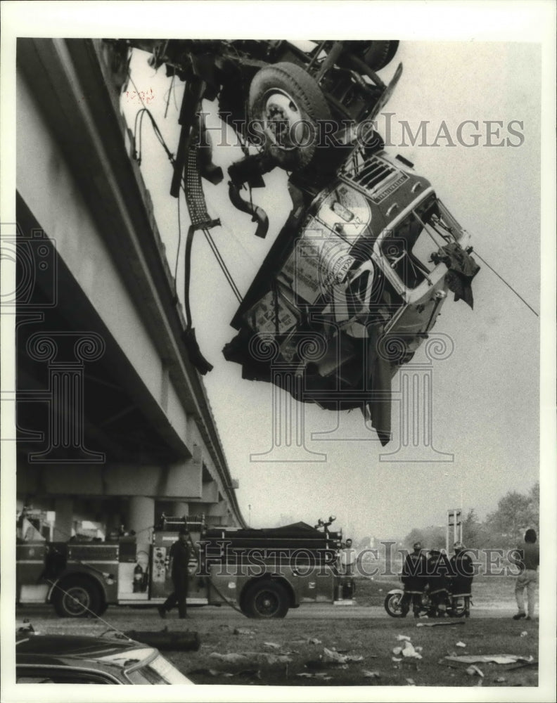 1985 Press Photo New Orleans - Overturned Truck Lifted Near I-10 &amp; Crowder Blvd.- Historic Images