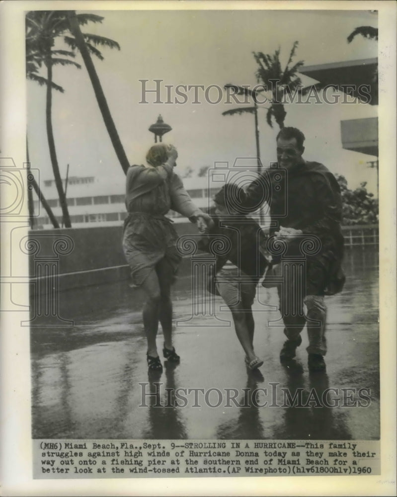 1960 Press Photo Hurricane Donna - Family in High Winds in Miami Beach- Historic Images