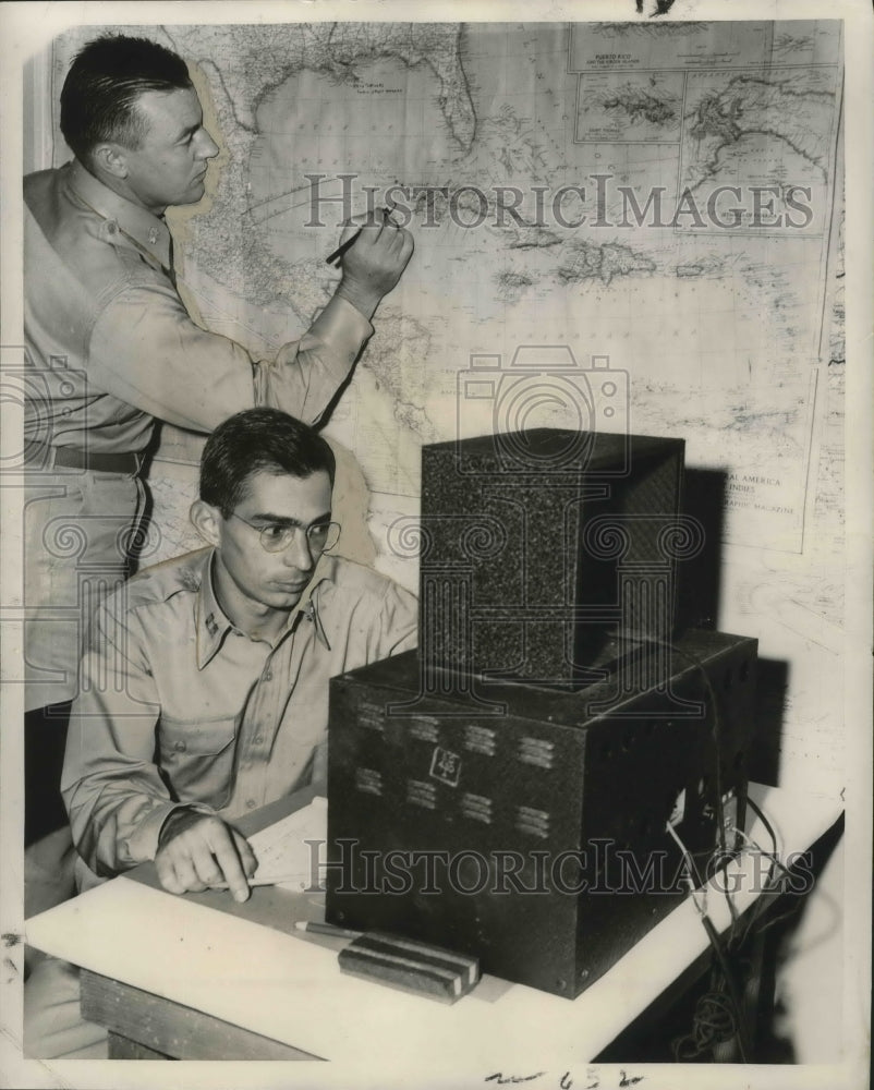 1950 Press Photo Hurricane - Capt. Charles De Lerno &amp; Maj John Boh Track Storm- Historic Images