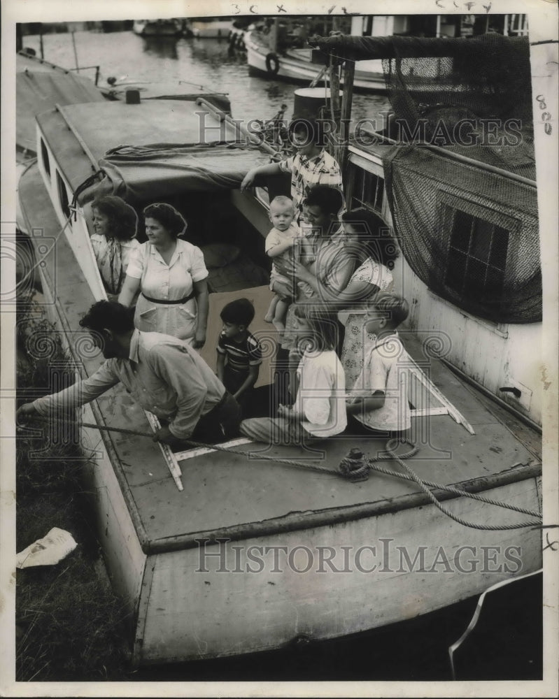 Load image into Gallery viewer, 1950 Press Photo Storms-Arriving at safe anchorage at Caernarvon before storm

