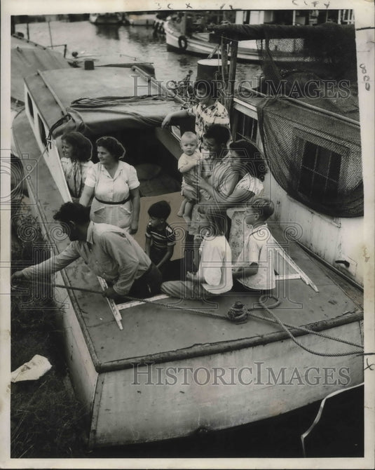 1950 Press Photo Storms-Arriving at safe anchorage at Caernarvon before storm
