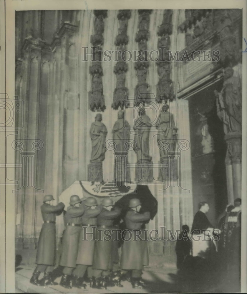 1967 Press Photo Troops carry coffin of Former Chancellor Konrad Adeneur.- Historic Images