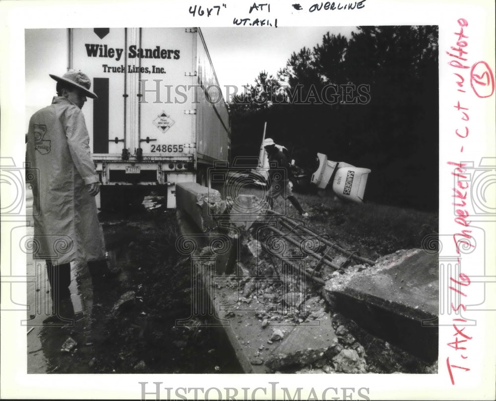 1993 Press Photo Accidents- Scene of truck accident.- Historic Images