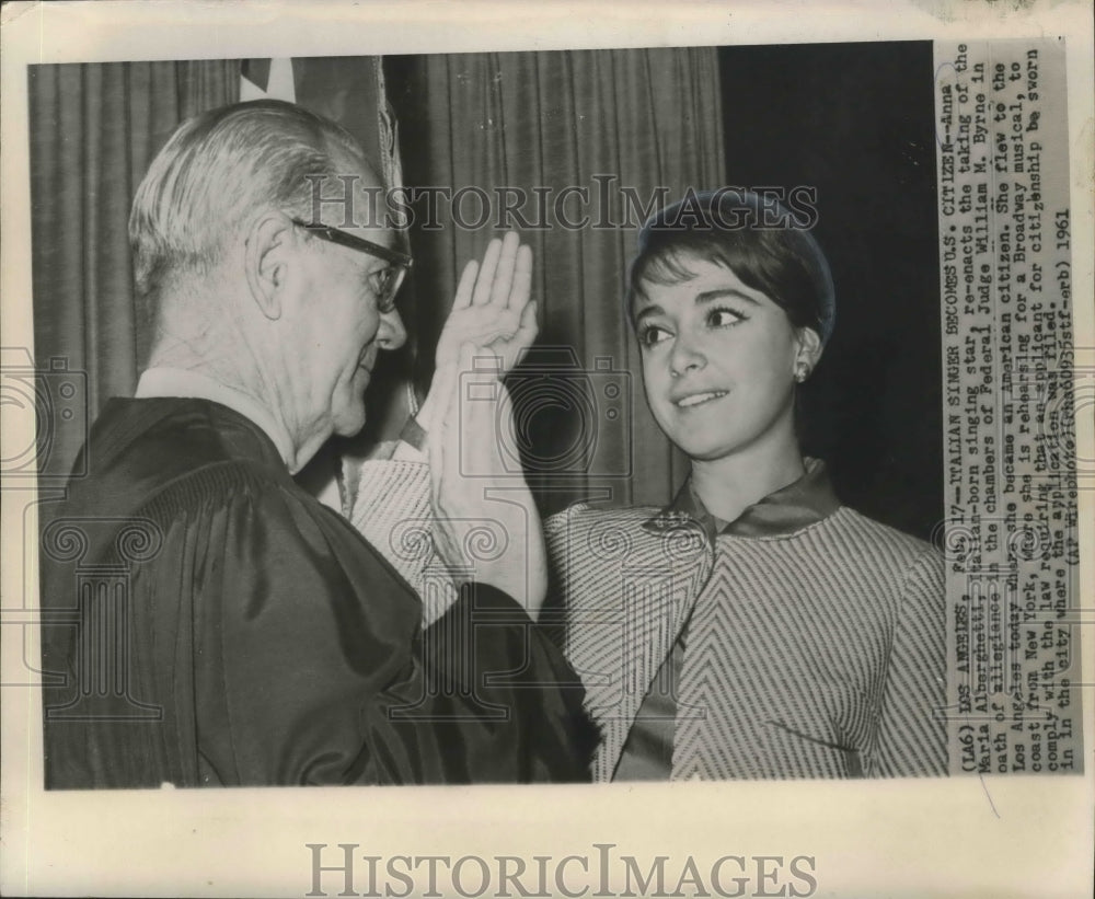 1961 Press Photo Italian opera singer Anna Maria Alberghetti becomes a citizen.- Historic Images