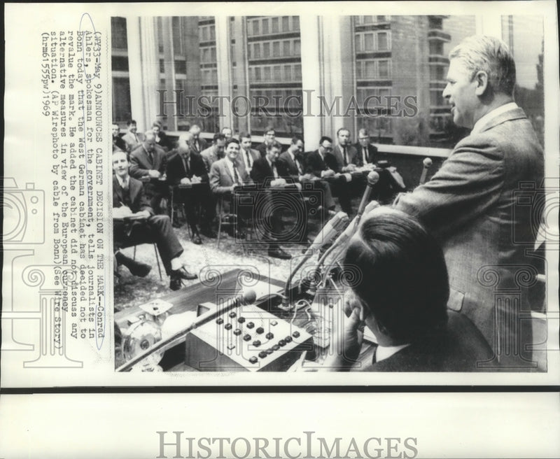 Load image into Gallery viewer, 1969 Press Photo Conrad Ahlers, spokes man for the West German government
