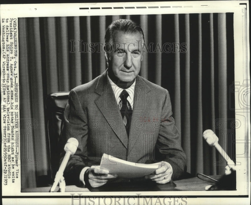 Load image into Gallery viewer, 1973 Press Photo Former Vice President Spiro T. Agnew goes over notes.
