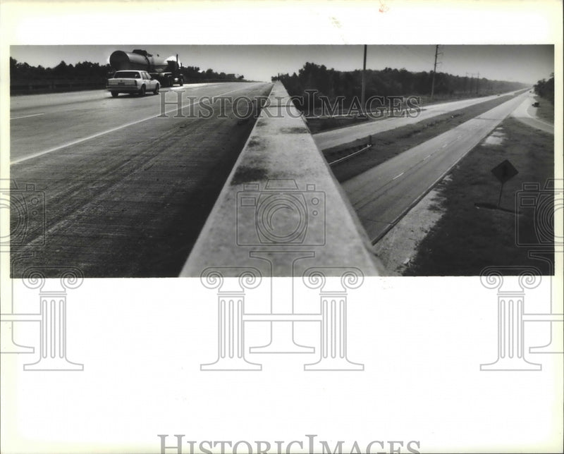 Load image into Gallery viewer, 1988 Press Photo Airline Hwy disappears to right-Interstate 10 near Sorrento
