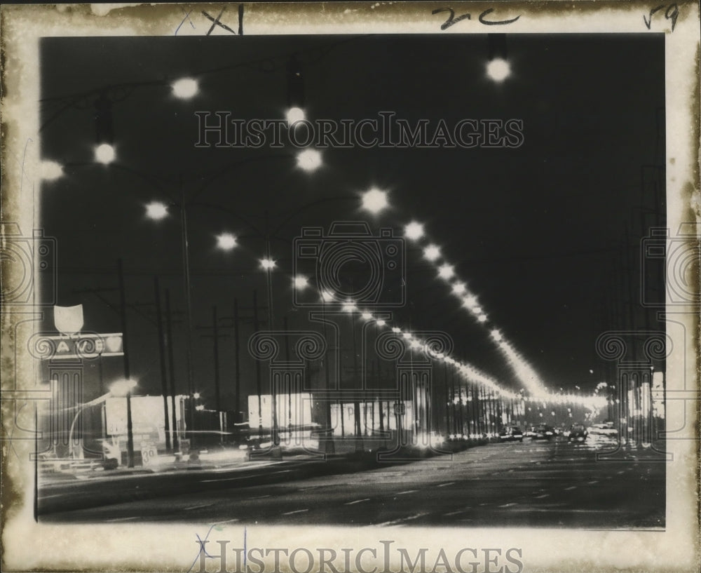 1971 Press Photo Airline Hwy gets lights for a safer community - noa10337