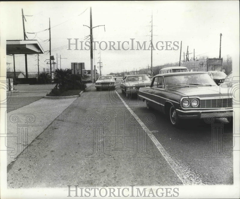 Load image into Gallery viewer, 1975 Press Photo Airline Highway looking East at David Drive intersection

