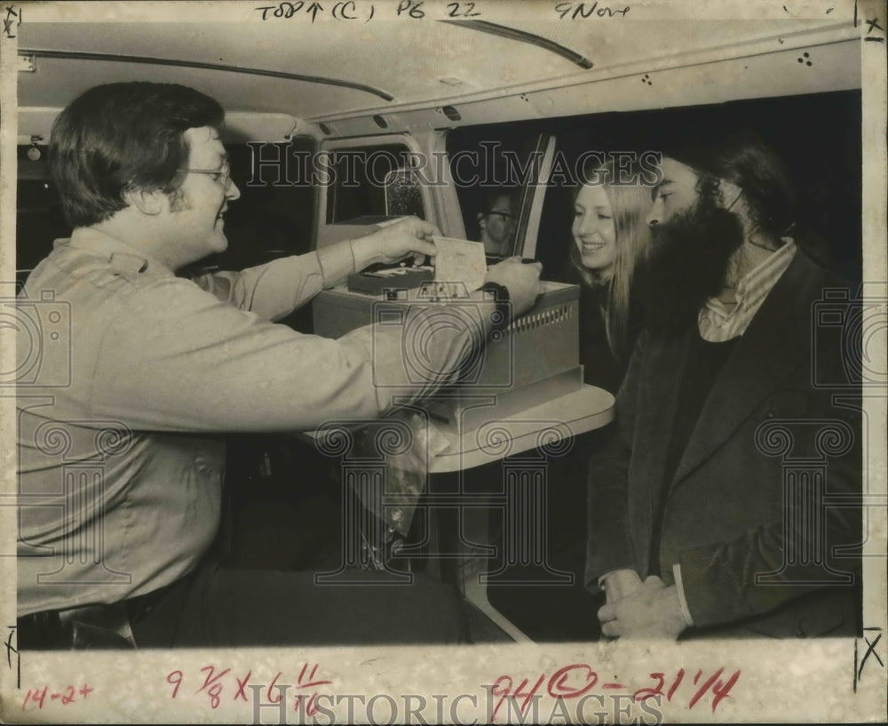 1972 Press Photo New Orleans - Mr. &amp; Mrs. Robert Kephart Demonstrate Blood Count- Historic Images