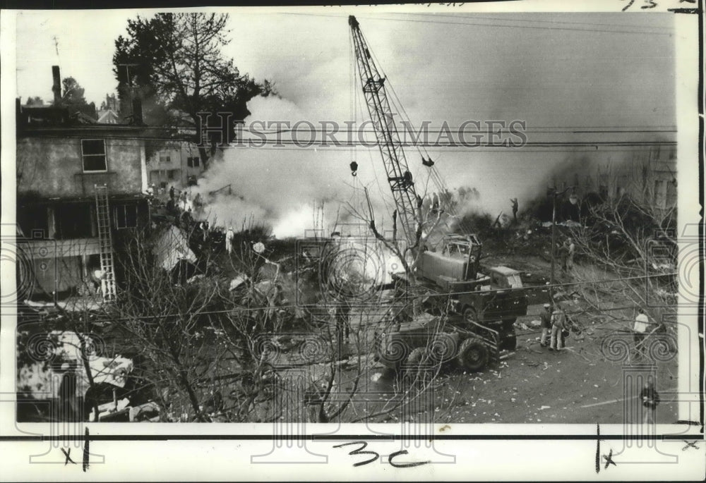  Press Photo Airplane Accidents Rescue workers  continue search for victims.- Historic Images