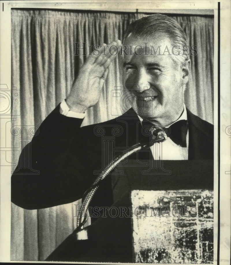 Load image into Gallery viewer, 1973 Press Photo Spiro T. Agnew salutes guest at fundraiser dinner in Chicago
