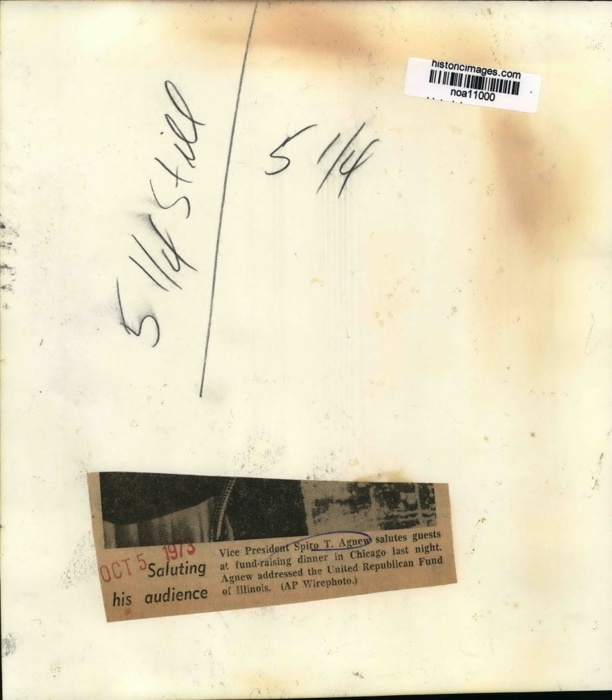 1973 Press Photo Spiro T. Agnew salutes guest at fundraiser dinner in Chicago