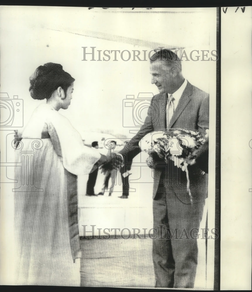1971 Press Photo Vice President Spiro T Agnew accepts flowers from Korean girl.