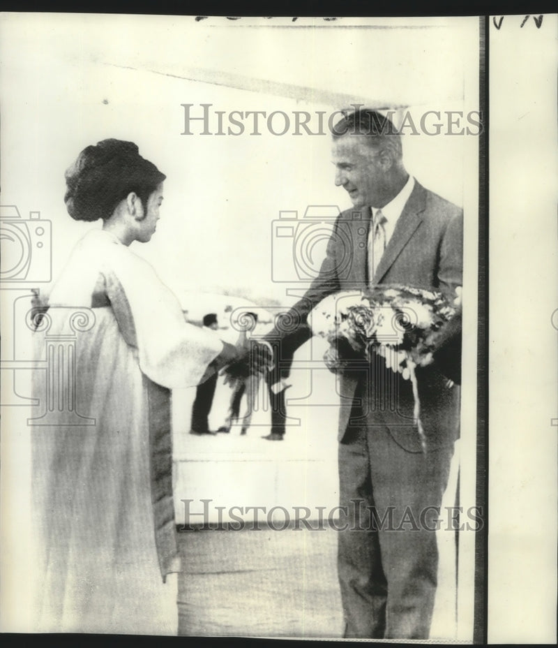 Load image into Gallery viewer, 1971 Press Photo Vice President Spiro T Agnew accepts flowers from Korean girl.
