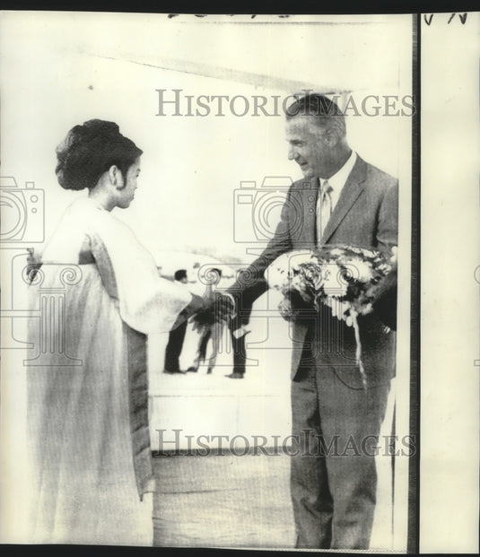 1971 Press Photo Vice President Spiro T Agnew accepts flowers from Korean girl.