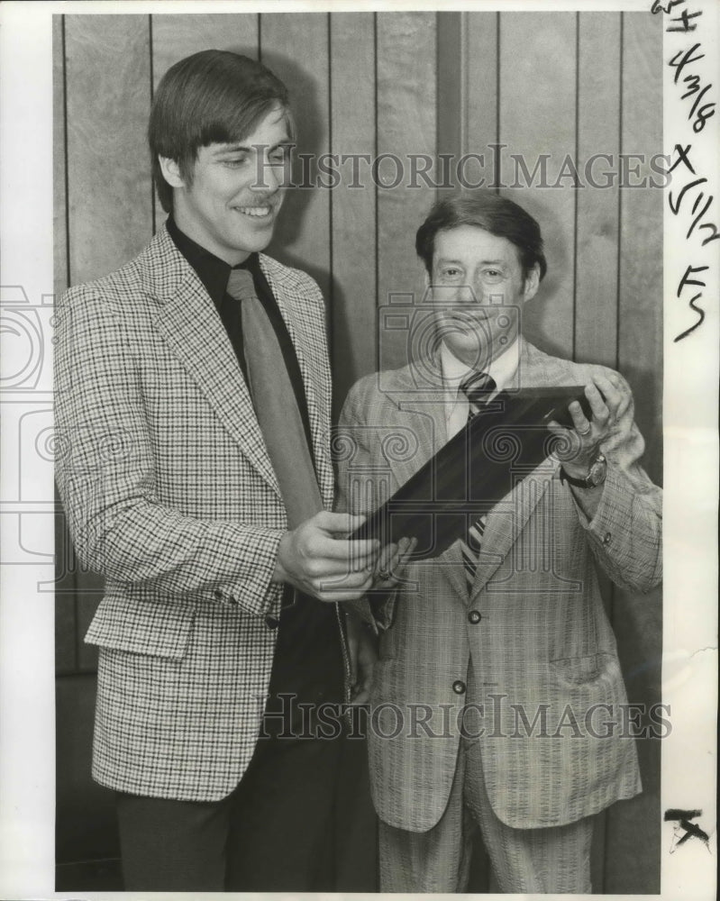 Load image into Gallery viewer, 1978 Press Photo Tulane's Mark Alexander accepts Mintz award with Aaron Mintz
