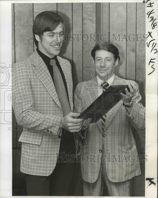 1978 Press Photo Tulane's Mark Alexander accepts Mintz award with Aaron Mintz