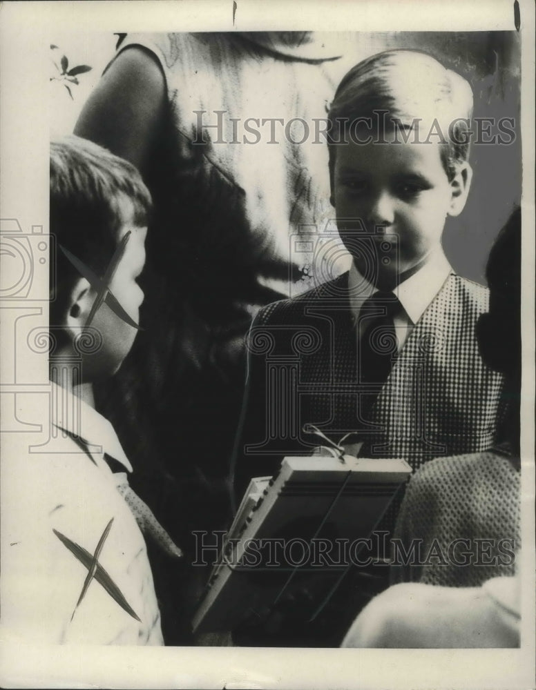 1967 Press Photo Prince Albert holds books he won at his Monaco school- Historic Images