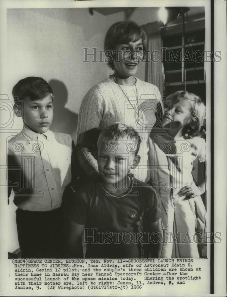 1966 Press Photo Joan Aldrin and her children, James, Andrew and Janice.- Historic Images