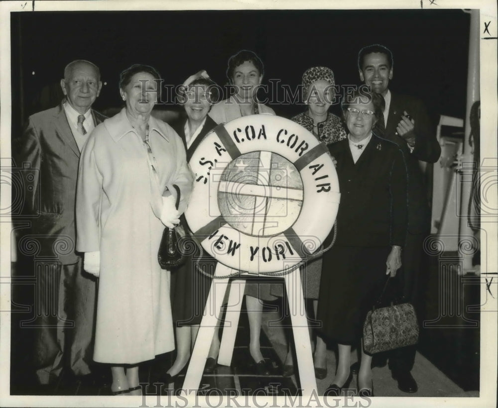1960 Press Photo Happy group before collision of the SS Alcoa Corsair