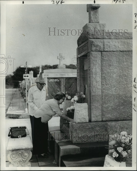 1977 Press Photo Mr. and Mrs. Frank Musso place flowers at grave site tomb