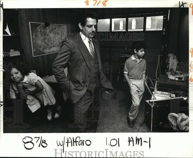 Load image into Gallery viewer, 1983 Press Photo Former Nicaraguan consul Augustin Alfaro at home in Metairie.
