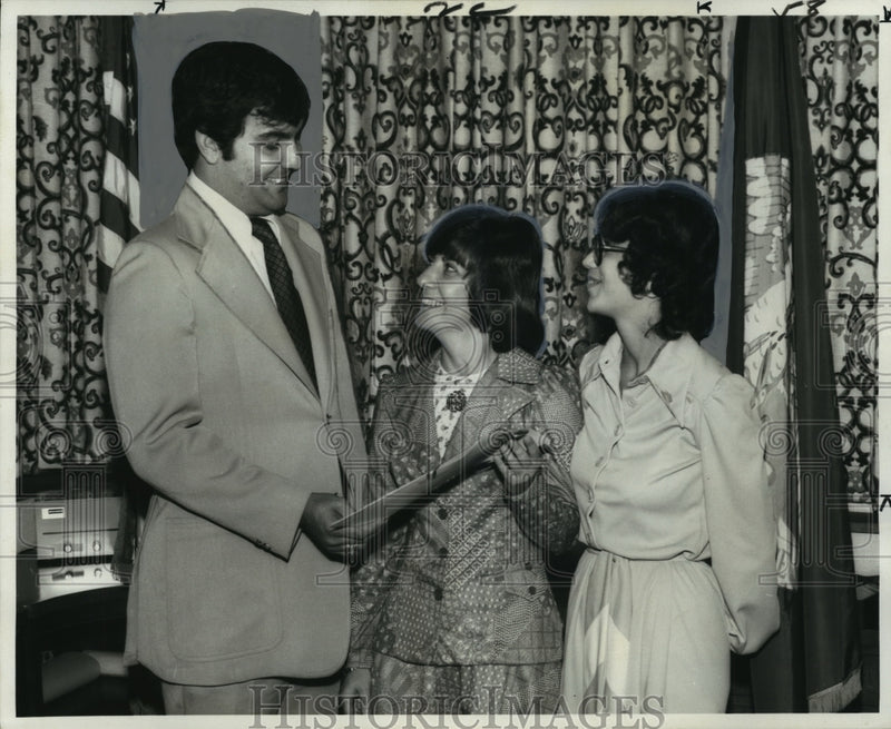 Load image into Gallery viewer, 1975 Press Photo Jefferson Secretaries Alizia Ridge &amp; S. Stentz with John Ales
