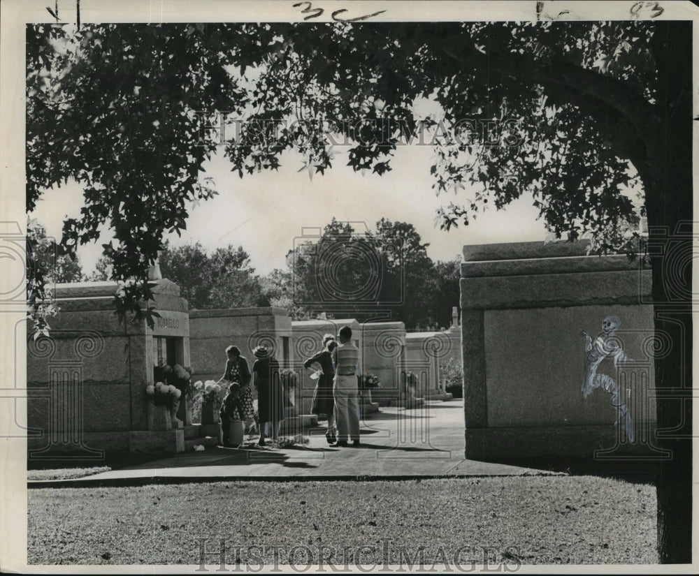 1960 Press Photo All Saints Day- Orleanians make trek to cemeteries. - noa12293- Historic Images