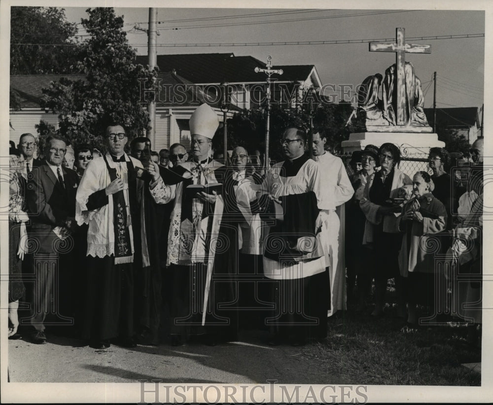 1965 Press Photo All Saints Day, Archbishop Hannan at St. Patrick&#39;s Cemetery #1- Historic Images