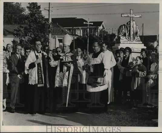 1965 Press Photo All Saints Day, Archbishop Hannan at St. Patrick's Cemetery