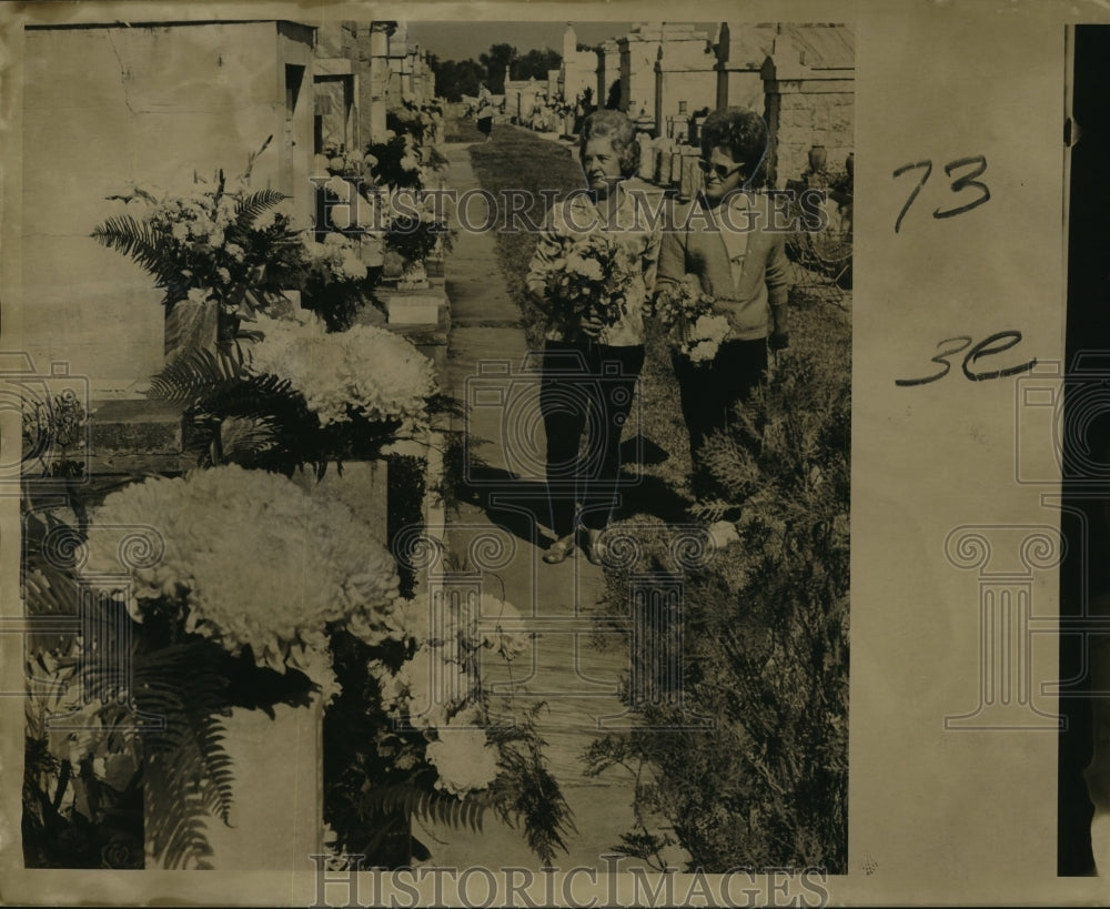 1965 Press Photo All Saints Day, Flowers adorn tombs in Greenwood Cemetery- Historic Images