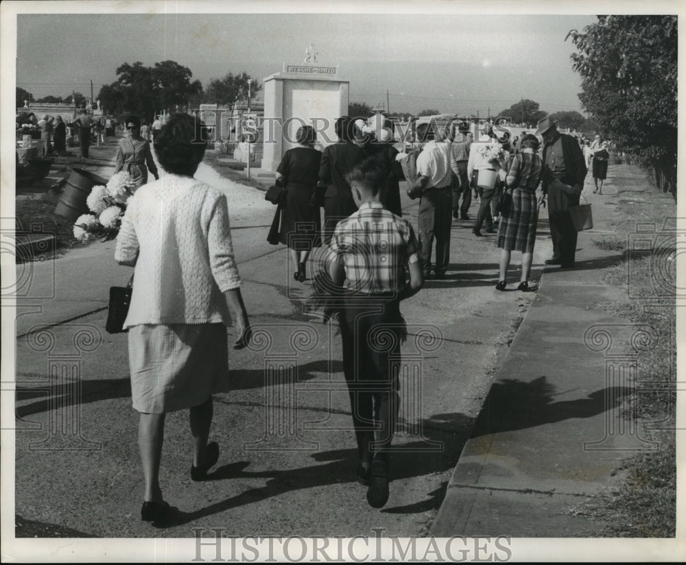 1968 Press Photo All Saints Day - Crowds of people gather at Greenwood Cemetery.- Historic Images