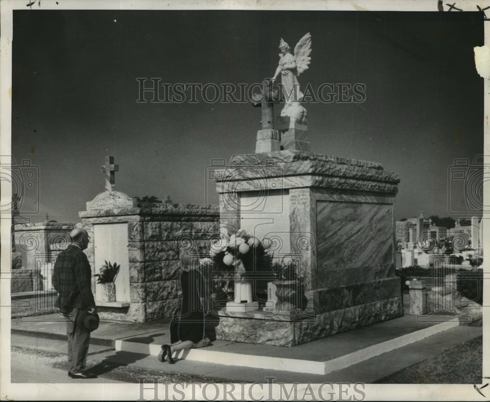 1968 Press Photo All Saints Day - A woman prays at tomb of family member.- Historic Images