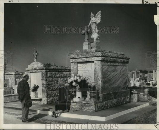 1968 Press Photo All Saints Day - A woman prays at tomb of family member.- Historic Images