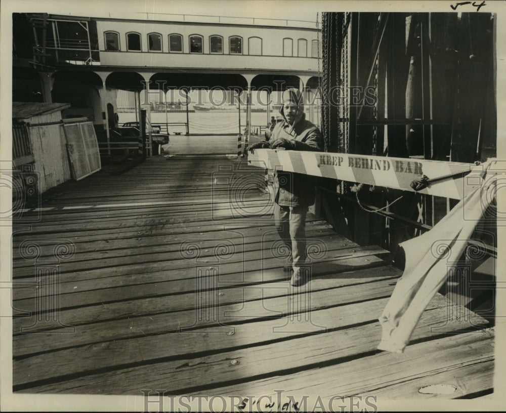 1976 Press Photo Algiers Ferry - Alvin Boseman tends the on-ramp gate.