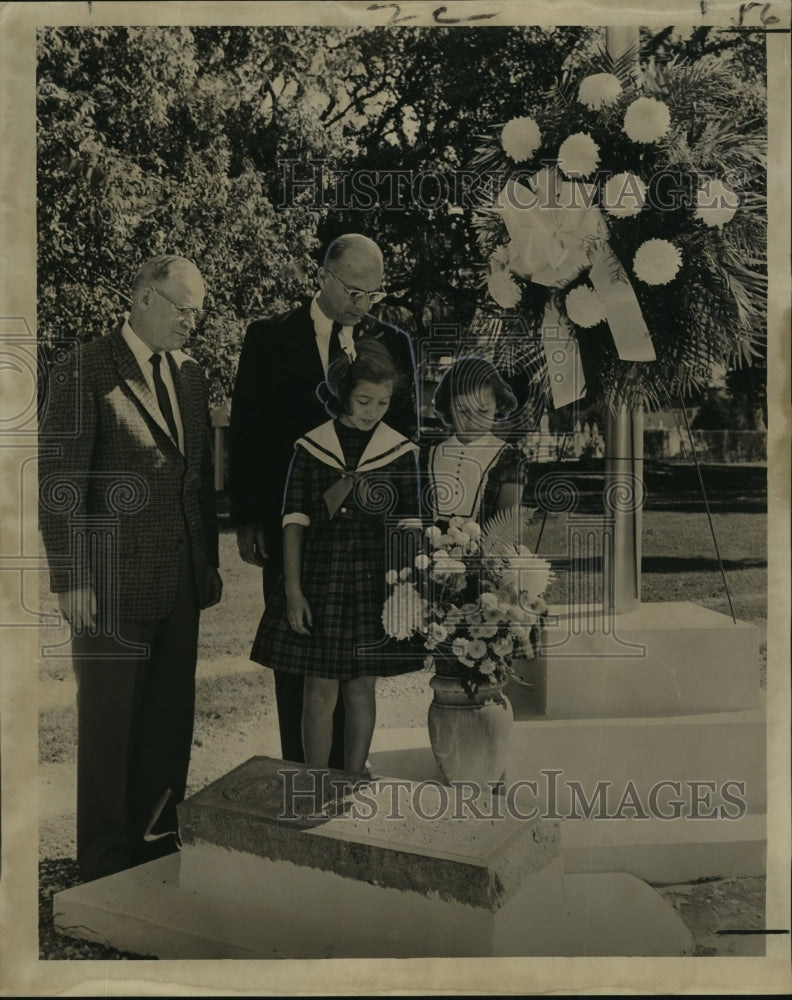 1962 Press Photo All Saints Day-Wreath is placed on monument at cemetery.