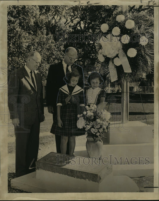 1962 Press Photo All Saints Day-Wreath is placed on monument at cemetery.