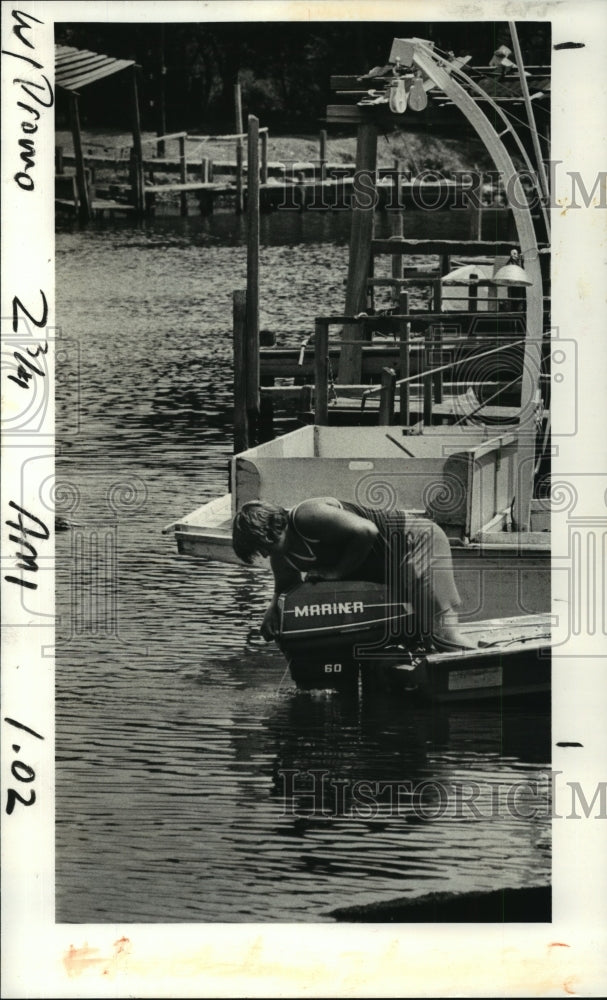 1979 Press Photo Martin Alfonso readies his boat for some shrimping work- Historic Images